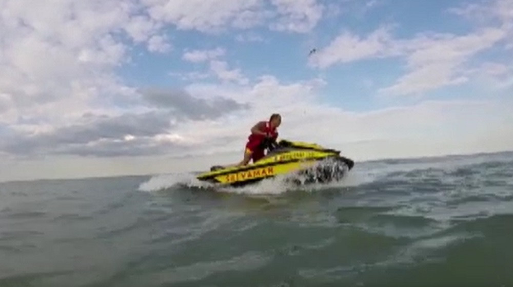 Imagini șocante surprinse pe litoral. Momentul în care un turist este salvat în ultima clipă de salvamari