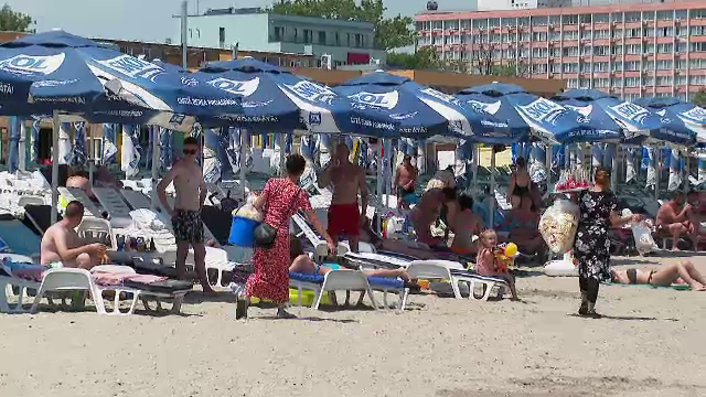 Vânzătorii ambulanți au împânzit litoralul. Medicii infecționiști avertizează: cumpărătorii riscă să facă inclusiv hepatită