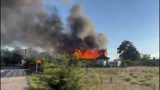 VIDEO Incendiu la o pensiune din Mehedinți. Focul a cuprins întreaga clădire