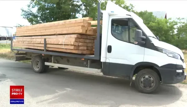 Copil rănit grav, în Timiș, după ce cheresteaua de pe o autoutilitară a alunecat și s-a înfipt într-o mașină