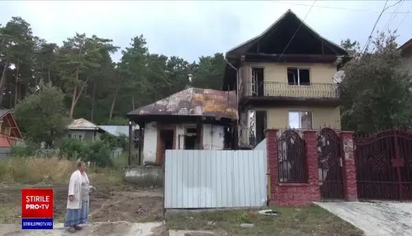 Un tânăr și-a incendiat casa de supărare că mama sa nu îi mai dădea bani de droguri. 6 persoane au rămas pe drumuri