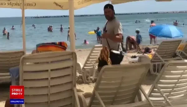 Combinația perfectă: comercianții ambulanți vând hepatită, turiștii cumpără și aruncă resturile direct pe plajă