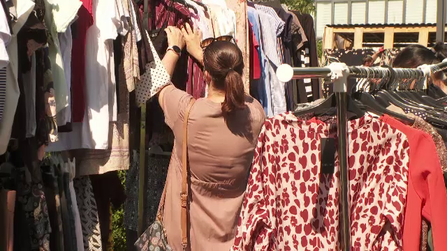 Târg caritabil, la Cluj Napoca: Voluntarii au strâns sute de kilograme de haine în doar câteva zile și le-au vândut
