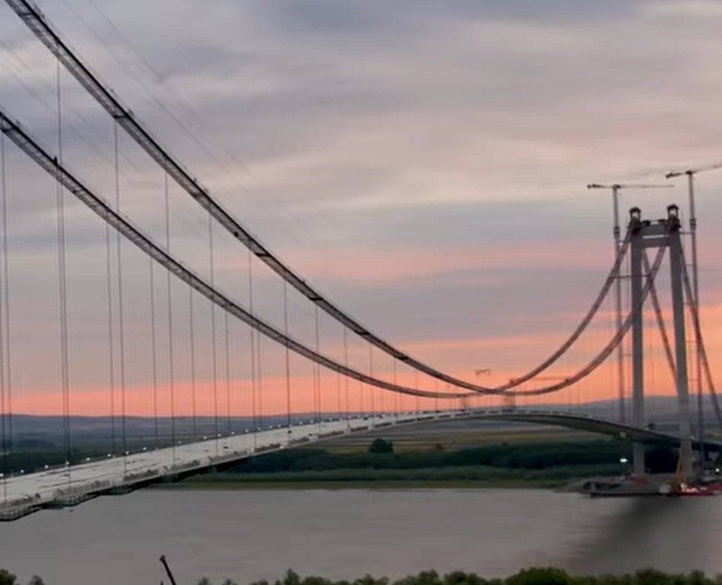 Imagini spectaculoase cu podul de jumătate de miliard de euro de la Brăila. Câte 100 de sudori lucrează pe o tură