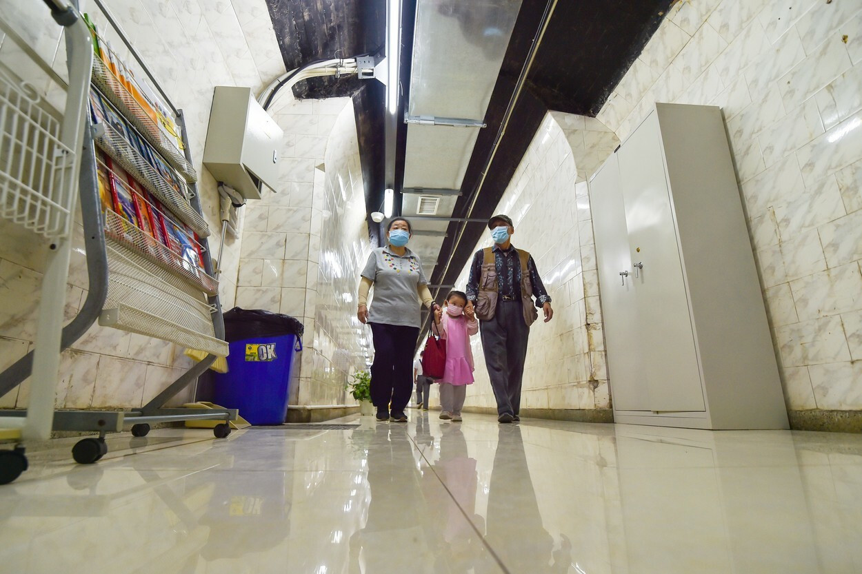 Caniculă extremă în China. Acoperișurile s-au topit și drumurile s-au deformat din cauza temperaturilor. GALERIE FOTO