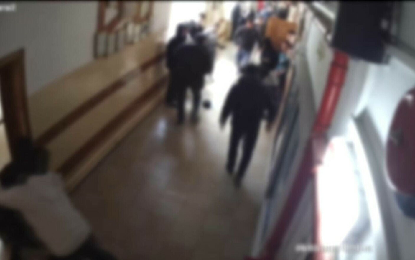 Elevul care a bătut doi profesori la liceul din Adjud, judecat. După agresiune, a amenințat că-i face „felii de salam”