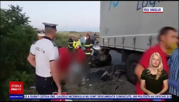 Carnagiu pe șosea, în Vaslui. Șoferul unui autoturism în care se aflau 12 persoane s-a izbit de un autocar