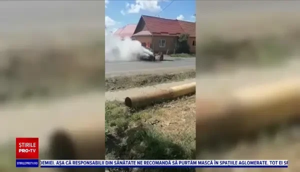 Mașină în flăcări, după impactul cu o remorcă, în Mureș. Șoferul camionului nu a putut evita impactul