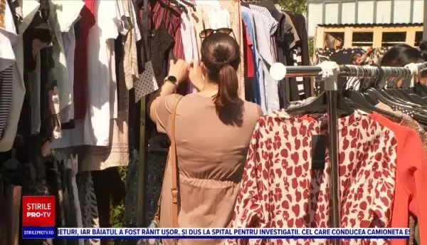 Târg caritabil, la Cluj Napoca: Voluntarii au strâns sute de kilograme de haine în doar câteva zile și le-au vândut