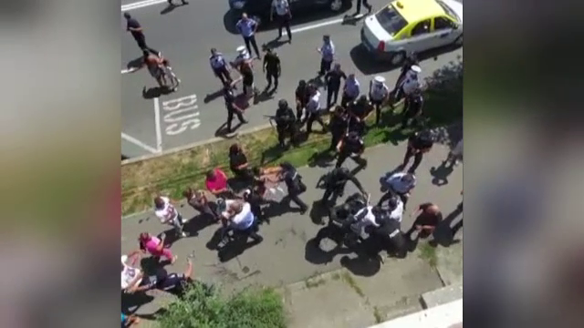 Cinci poliţişti au ajuns la spital, după ce au fost bătuţi în timpul unei înmormântări, la Târgoviște