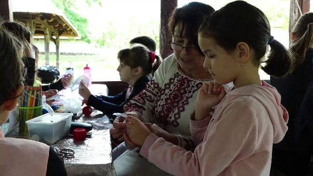 Copiii din Maramureș învață meserii aflate pe cale de dispariție: Au cusut pe pânză și au făcut vase din lut