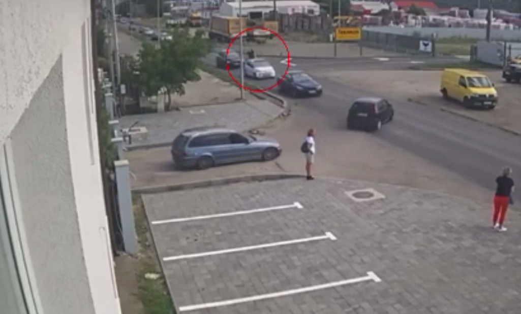 Accident grav în Târgu Mureș. Un motociclist a intrat în plin într-o mașină. Impactul, surprins de camerele de supraveghere