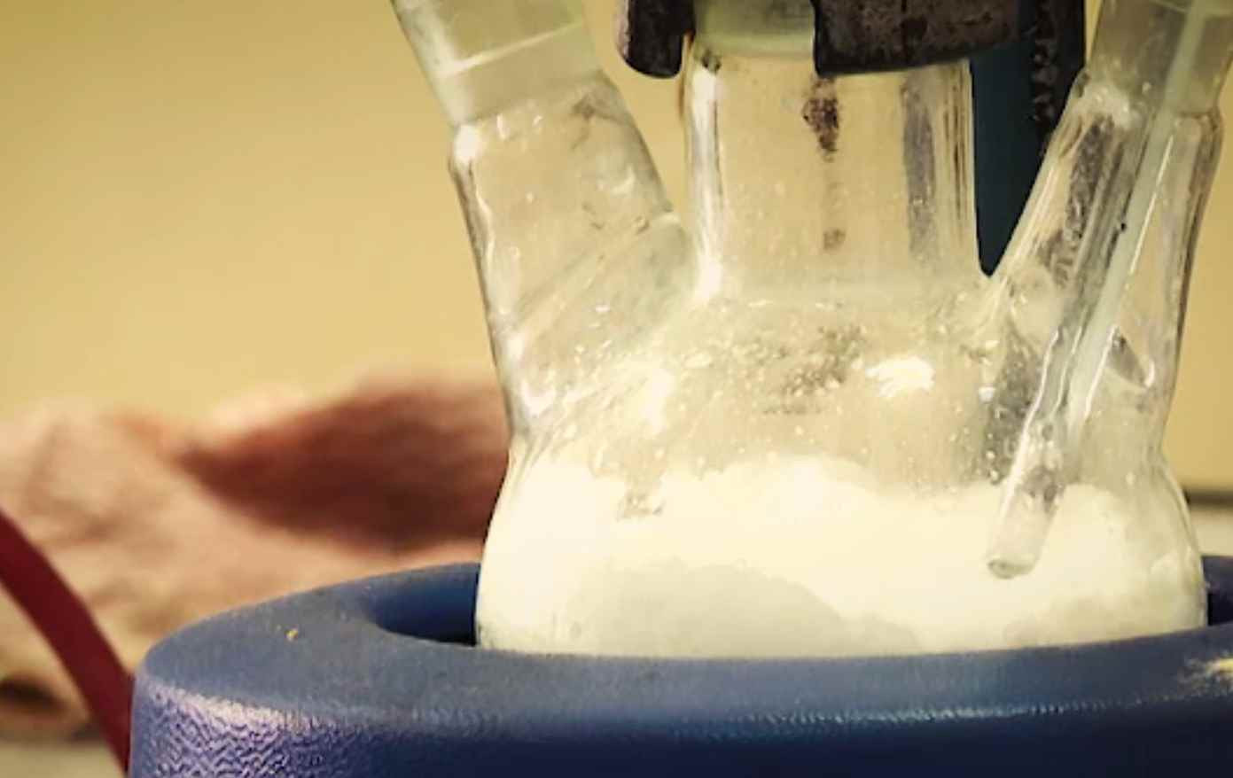 Traficanții de droguri care au construit primul laborator de extragere a cocainei din România, trimiși în judecată