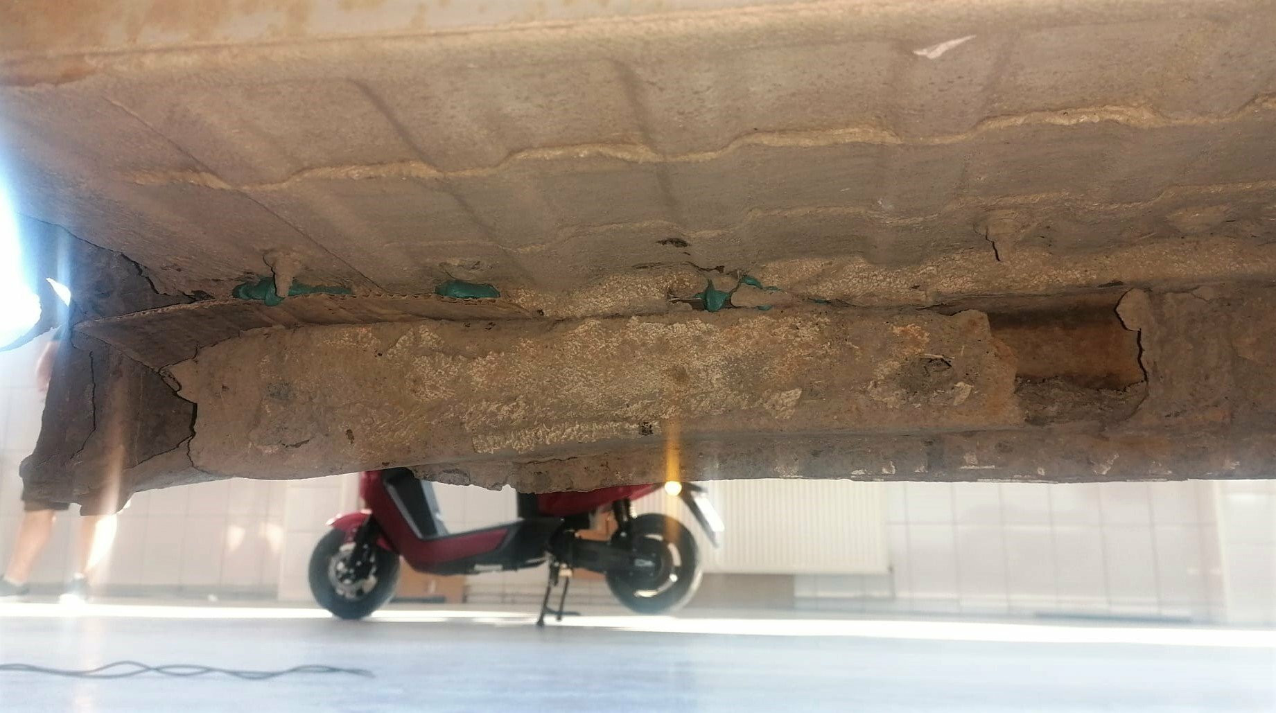 Șoferul unei dube de Servicii Funerare a mers la RAR pentru ITP. Inspectorii s-au îngrozit când s-au uitat sub caroserie