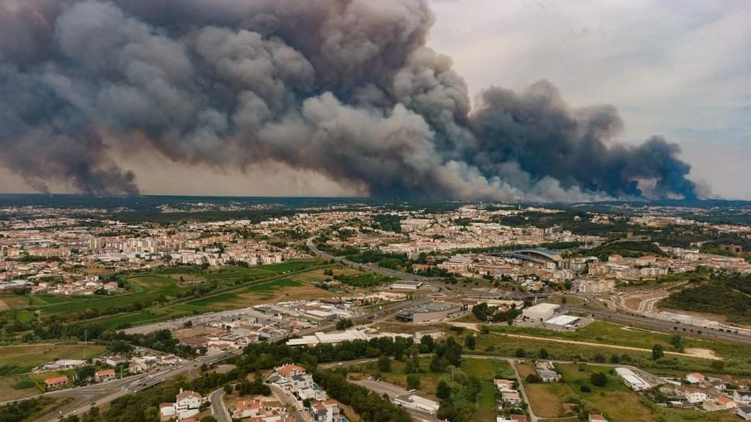 FOTO O persoană a murit în incendiile majore din nordul Portugaliei. Temperaturile ating 46 de grade Celsius