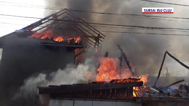 Mai multe locuințe au fost cuprinse de flăcări într-o localitate din Cluj. Pompierii au intervenit pentru stingerea focului