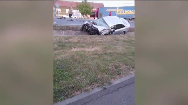 Accident mortal pe o șosea din Bihor. Un bărbat fără permis a intrat frontal cu autoturismul într-un TIR