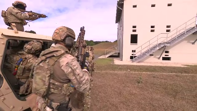 15 militari, operatori ai Forțelor Speciale, sunt pregătiți de misiuni secrete. Cum arată un curs de luptă urbană