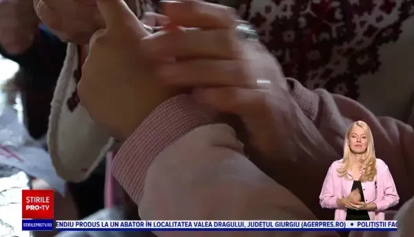 Copiii din Maramureș învață meserii aflate pe cale de dispariție: Au cusut pe pânză și au făcut vase din lut