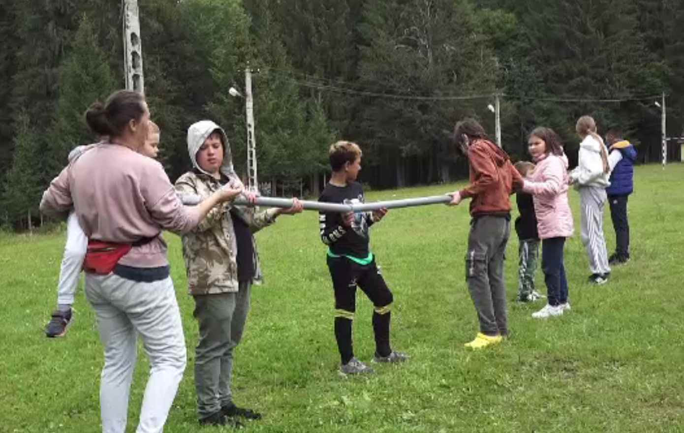 Tabără pentru copiii ucraineni în Munții Gurghiului. Se joacă cu copii români, maghiari și rromi