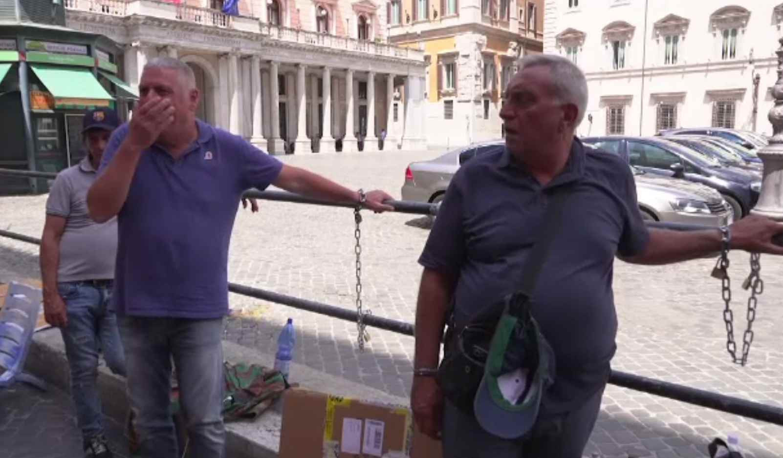Protestul taximetriștilor, la Roma. S-au legat cu lanțuri de clădirea Guvernului