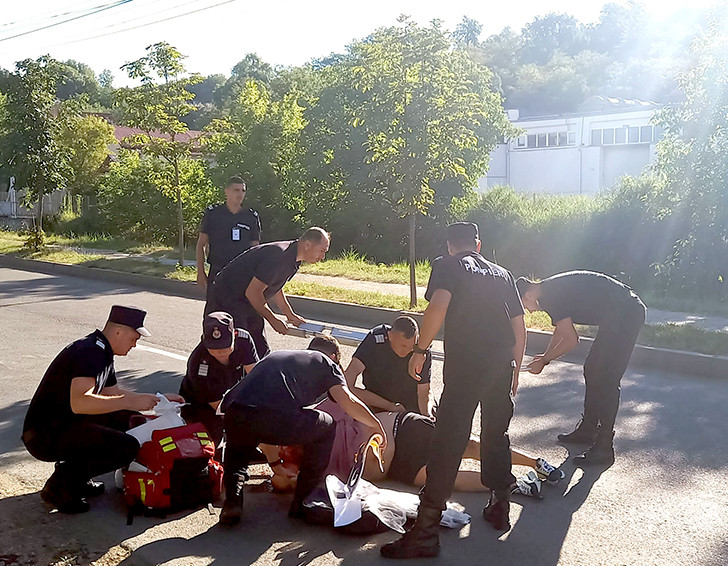 Un bărbat din Vaslui a căzut de pe trotinetă chiar în fața pompierilor. Nu părea grav rănit, dar a fost preluat de elicopter