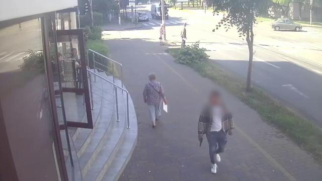 Un bărbat s-a plimbat prin centrul orașului Bacău înarmat cu un pistol de jucărie. Oamenii au sunat speriați la 112