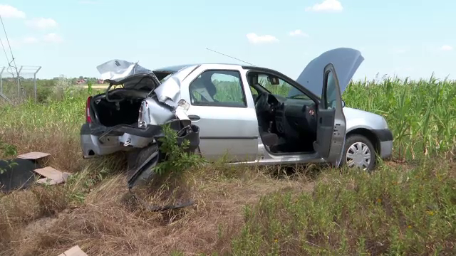 Un microbuz plin cu pasageri a intrat în spatele unei mașini într-o comună Iași. O persoană a fost dusă la spital
