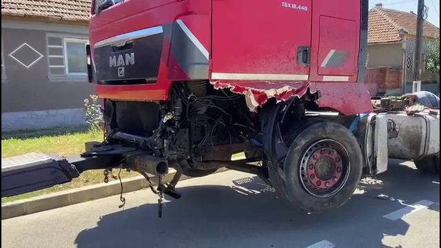 Accident în Caraș Severin. O mașină cu volan pe dreapta s-a izbit de un TIR
