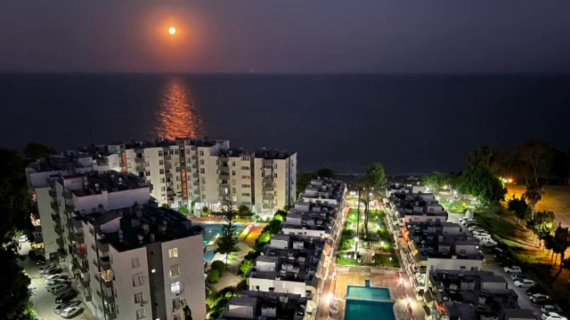 Superluna, văzută din marile orașe ale lumii. Fenomenul astronomic a putut fi observat și din România | GALERIE FOTO