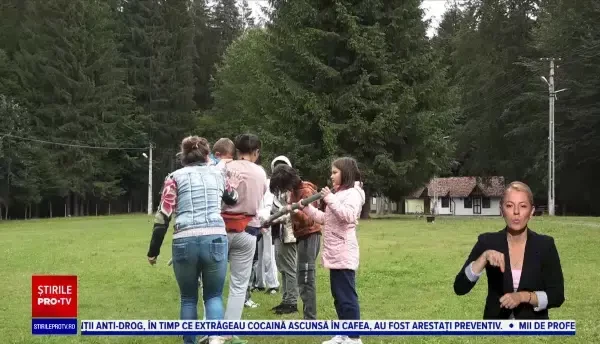 Tabără pentru copiii ucraineni în Munții Gurghiului. Se joacă cu copii români, maghiari și rromi