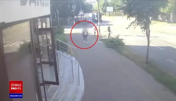 Un bărbat s-a plimbat prin centrul orașului Bacău înarmat cu un pistol de jucărie. Oamenii au sunat speriați la 112