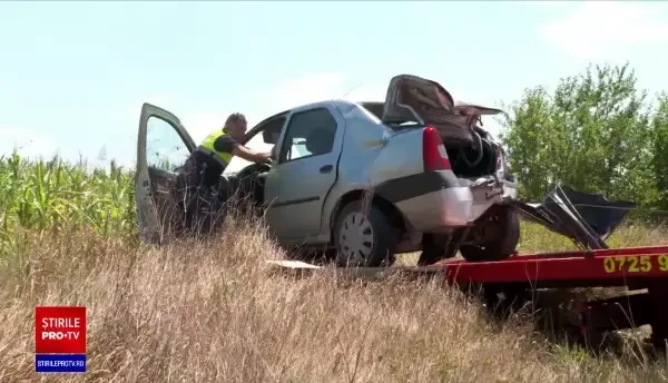 Un microbuz plin cu pasageri a intrat în spatele unei mașini într-o comună Iași. O persoană a fost dusă la spital