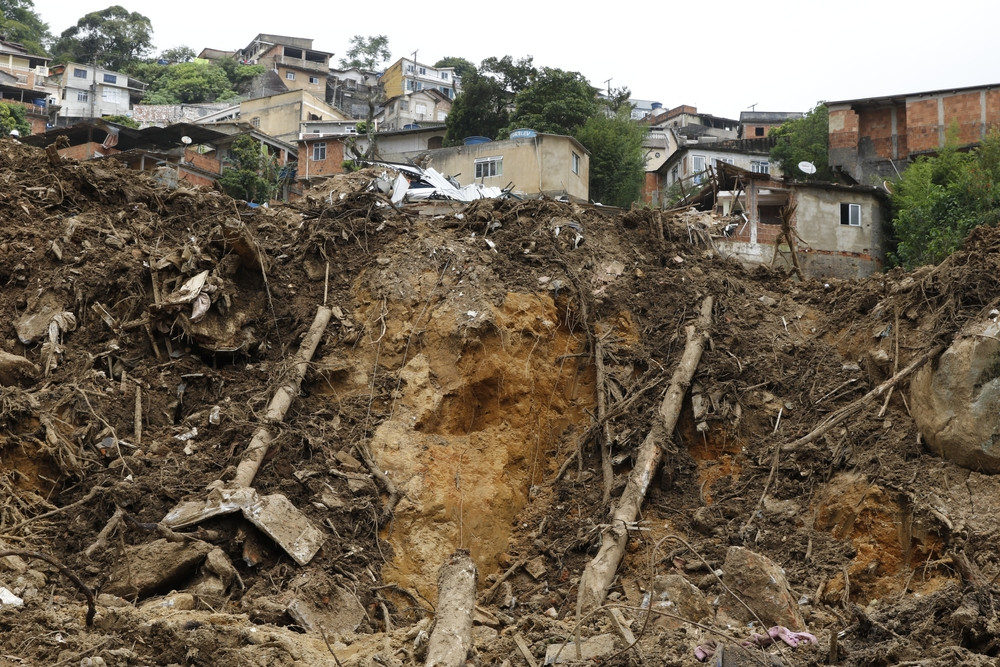 Opt elevi dispăruți după o alunecare de teren, în Columbia. Școala lor s-a scufundat, pur și simplu