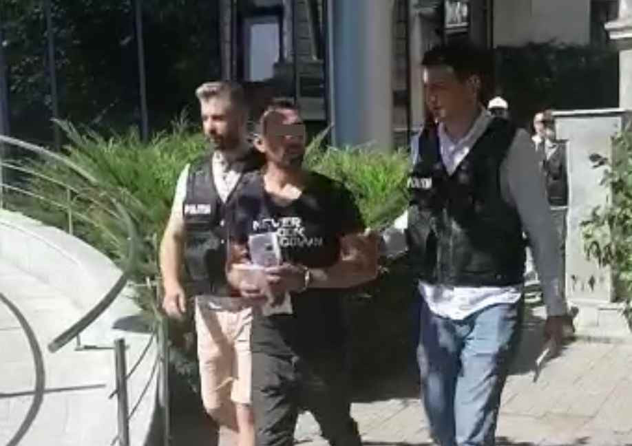 Doi indivizi au tâlhărit un bătrân în București. A intrat peste el în casă și i-au smuls firul de oxigen