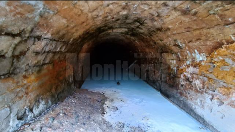 Un munte din Bucovina ”plânge” cu ape albastre. ”Uite cum sunt pietrele colorate, zici că e albastru de Voroneț” FOTO & VIDEO