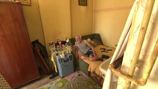 Tâlhărit și aproape ucis de hoți. Modul brutal în care un fost militar, în vârstă de 82 de ani, a fost jefuit