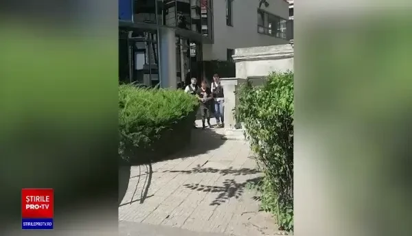 Doi indivizi au tâlhărit un bătrân în București. A intrat peste el în casă și i-au smuls firul de oxigen