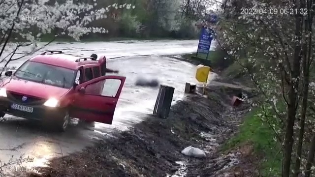 Gunoaie pe șoselele din Bihor. Deși amenințați cu amenzi, șoferii continuă să își arunce deșeurile pe marginea drumului