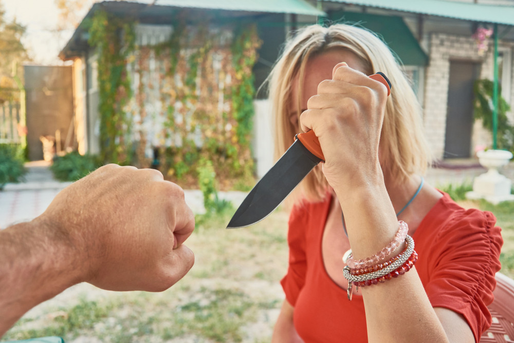 Femeie din Botoșani, acuzată de două tentative de omor asupra unor bărbați. Ultima oară, el avea o lopată, ea un cuțit