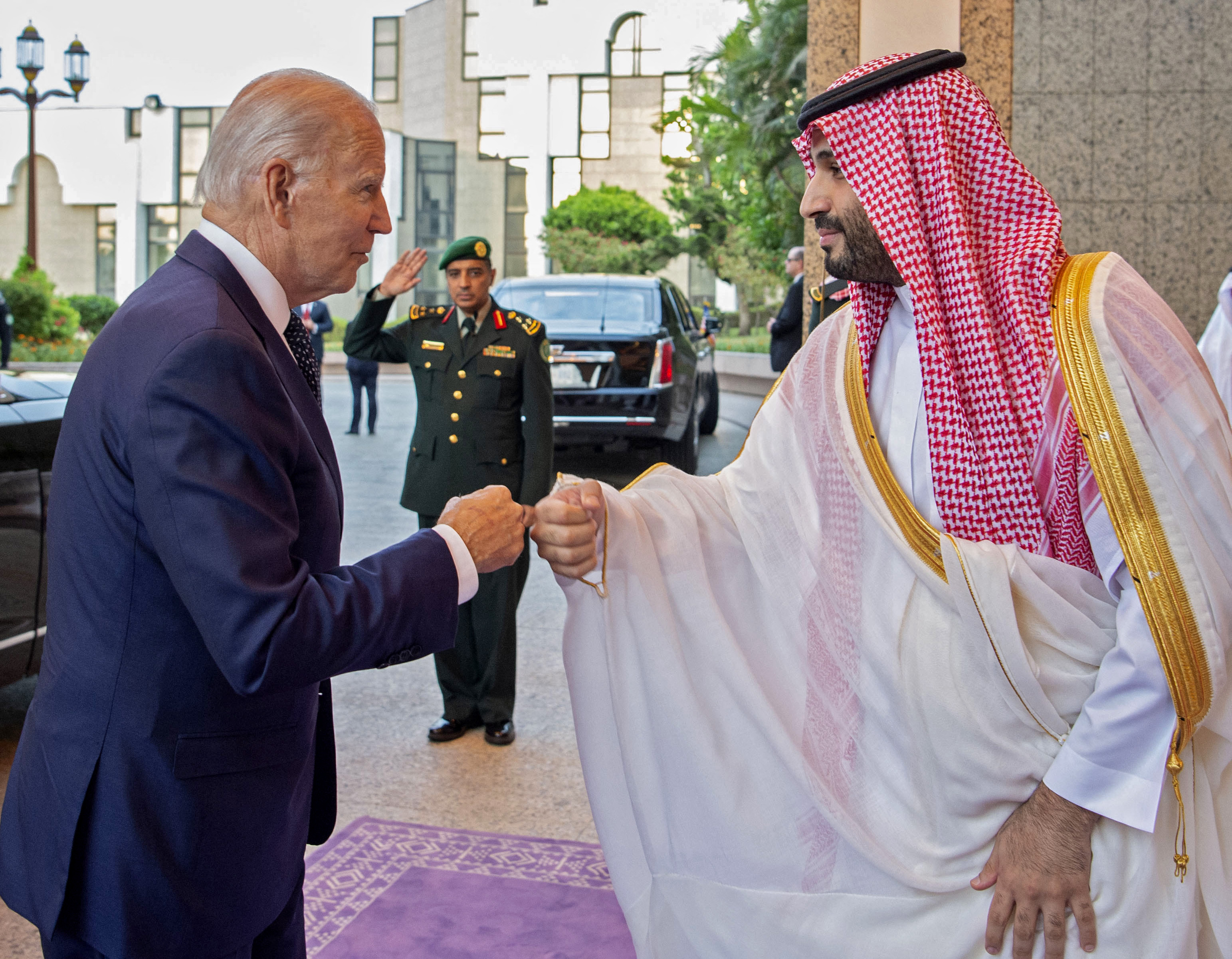 Joe Biden l-a salutat cu pumnul pe prințul conducător al moştenitor saudit Mohammed bin Salman, în Arabia Saudită