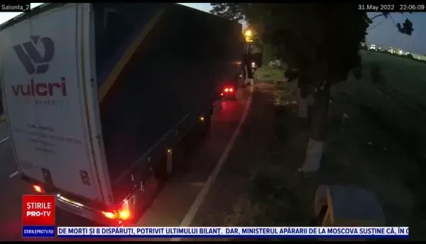 Gunoaie pe șoselele din Bihor. Deși amenințați cu amenzi, șoferii continuă să își arunce deșeurile pe marginea drumului