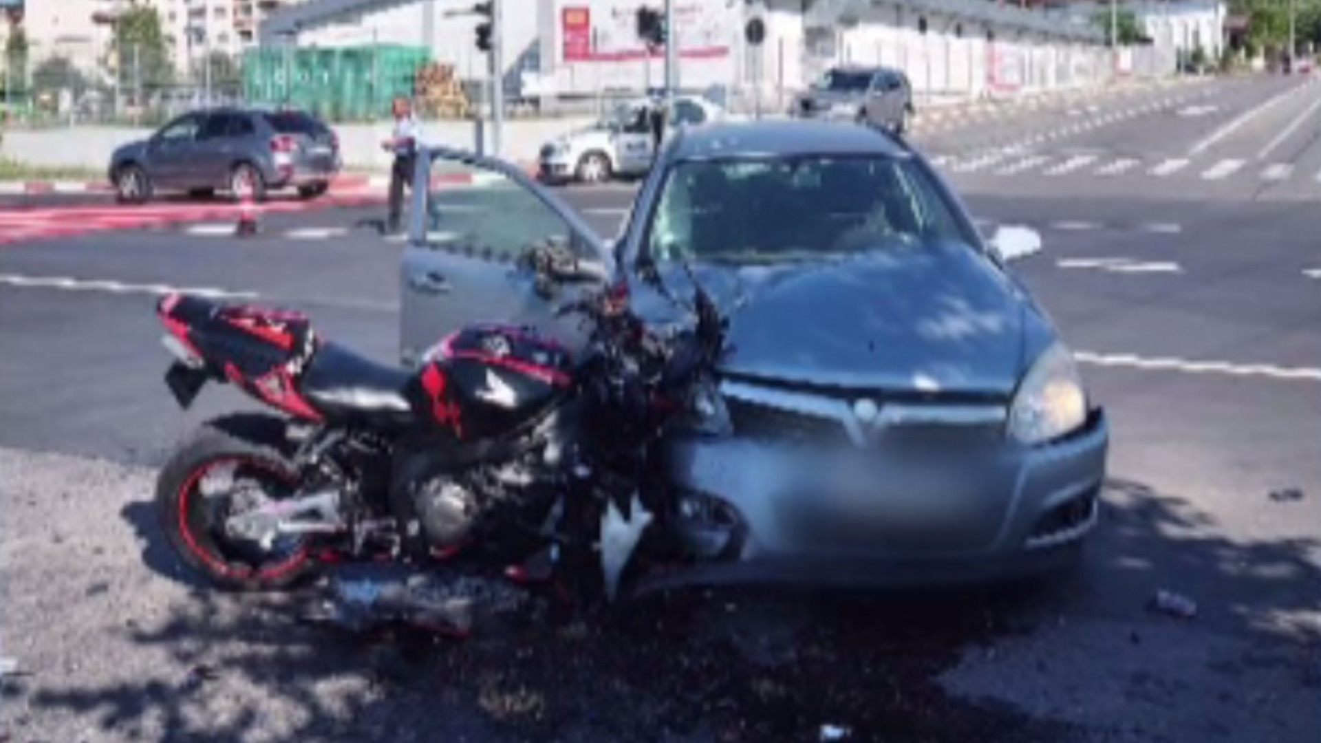 Grav accident rutier în Argeș. Un motociclist a intrat în plin într-o mașină. Momentul, suprins de camerele de supraveghere