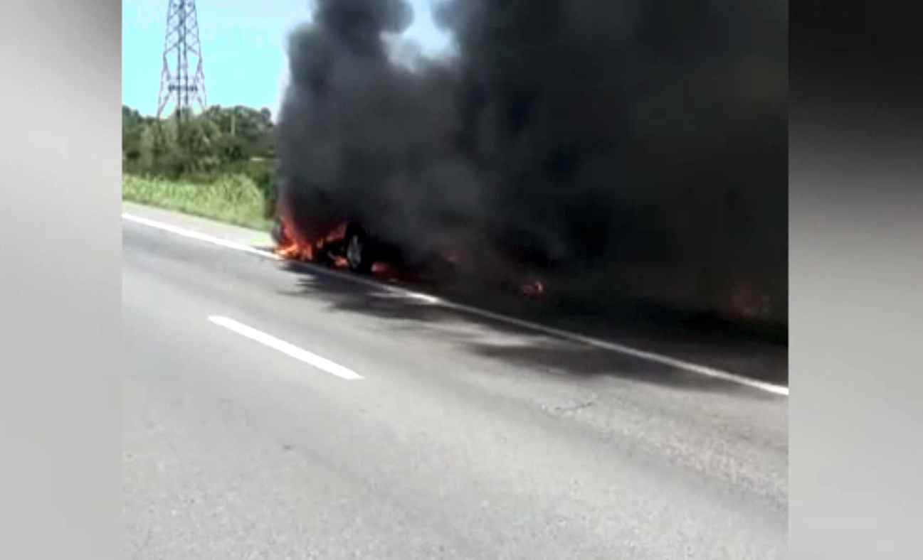 O mașină a ars ca o torță pe Autostrada Bucureşti – Piteşti. Șoferul a dovedit prezență de spirit
