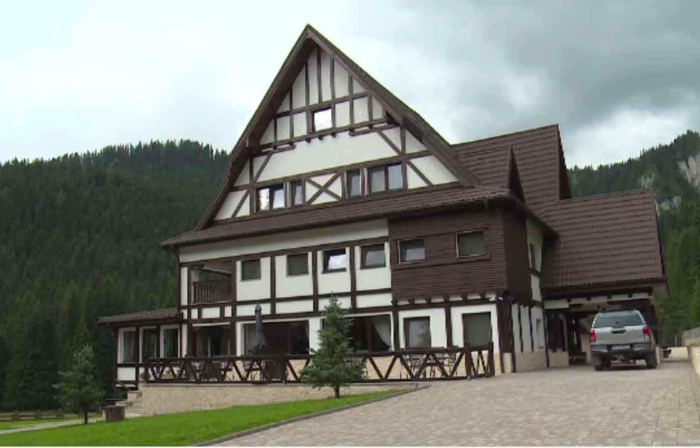 Relaxare în Munții Bucegi. Românii au fugit de căldură la munte, unde au apărut cazările de lux. Cât costă o noapte