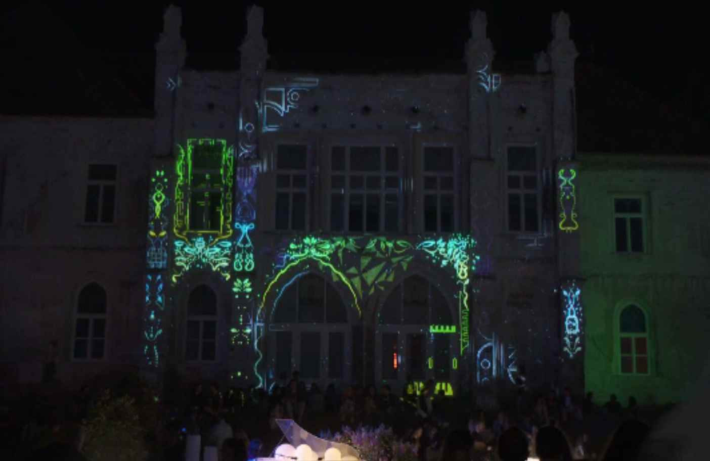 Este ultima seară la festivalul Electric Castle. Zeci de mii de oameni au cântat și au dansat, într-un ritm electrizant