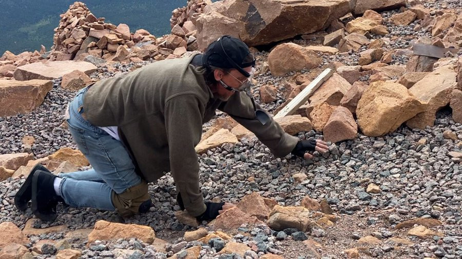 Un american a doborât recordul de împins arahide cu nasul pe un munte