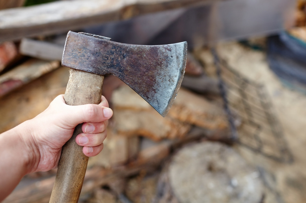 Un bătrân de 80 de ani, din Iași, i-a dat fiului său cu toporul în cap pentru că îl suspecta de incest cu propria mamă