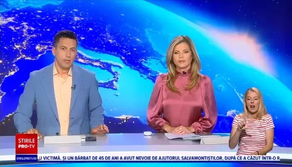 Grav accident rutier în Argeș. Un motociclist a intrat în plin într-o mașină. Momentul, suprins de camerele de supraveghere