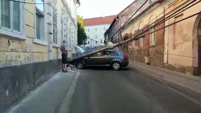 Un șofer din Târgu Mureș a intrat cu autoturismul într-un stâlp după ce una dintre anvelope a explodat